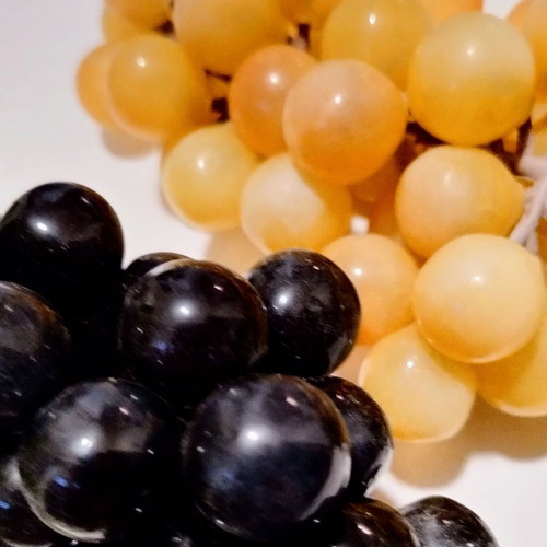 Set of 2 realistic artificial grape bunches, white and black, 17cm