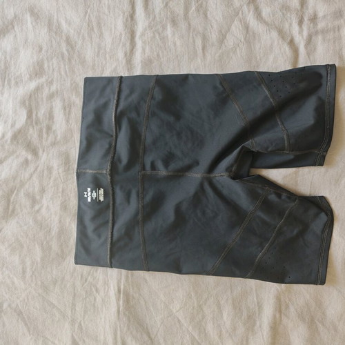 Under Armour men's short leggings size Medium like new, black