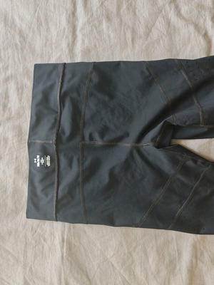 Under Armour men's short leggings size Medium like new, black