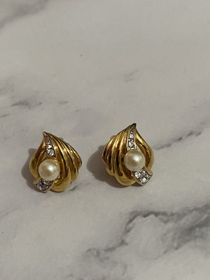 Small clip-on earrings with pearl and rhinestones like new