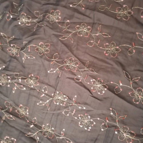 Table runner like new with pearls and brown embroidery