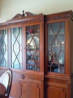 Mahogany showcase like new, dimensions 220x215x50, three-door buffet and upper vitrine