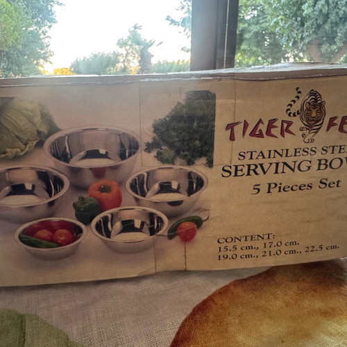Tiger Feet stainless steel bowl set, new, 5 pieces