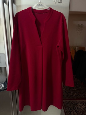Dress like new, available in red and black
