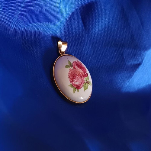 Vintage Handmade Romantic Roses Pendant like new