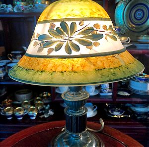 Αντίκα Ιταλίας επιτραπέζιο φωτιστικό με μασίφ μπρούτζινο κορμό  με ξύλο και κρυστάλλινο καπέλο ζωγραφισμένο στο χέρι με υπέροχα χρώματα…Άθικτο!