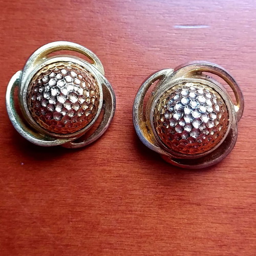 Vintage earrings used in gold color