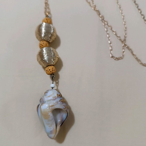 Long necklace like new with shell and gold chain