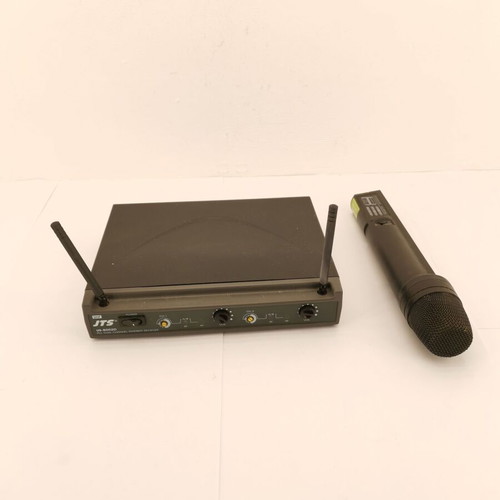 Wireless microphone with connection amplifier used