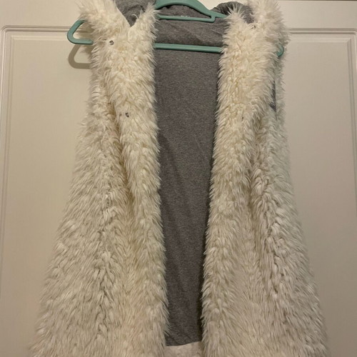 Vest made of synthetic fur with hood like new
