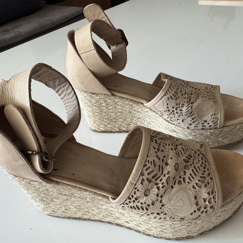 Beige platform sandals size 39 like new, heel height 8.5 cm
