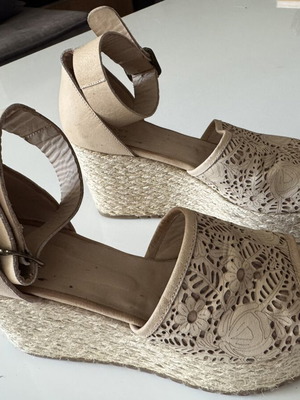 Beige platform sandals size 39 like new, heel height 8.5 cm