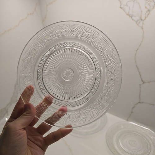 Vintage plates set of 6, one with small defect