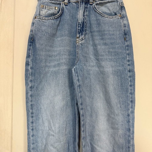Straight fit jean Stradivarius like new, blue with knee rips