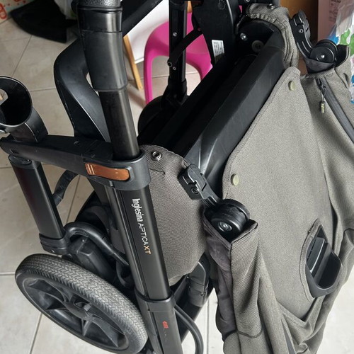 Inglesina Aptica XT stroller set like new with frame, reversible seat and car seat