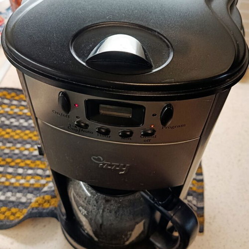 French coffee maker with grinder and program, like new, metal filter