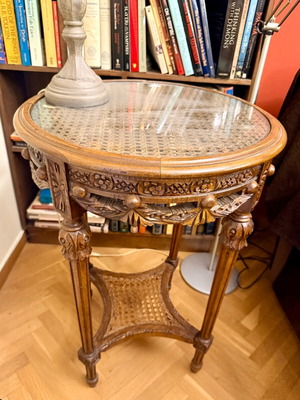 Vintage σκαλιστό τραπεζάκι μεταχειρισμένο με ψάθα και γυάλινη επιφάνεια νεοκλασικό