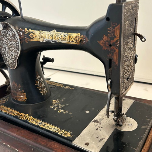 Antique Singer sewing machine used with cover, 1912