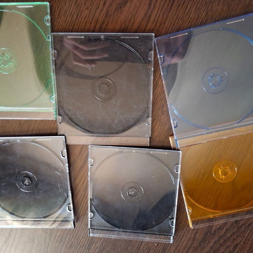 Plastic DVD cases like new, pack of 20 in 4 colors