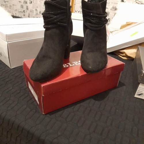 Black ankle boots like new, comfortable size 38