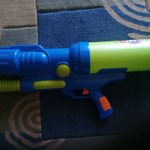 Water Gun large size like new, 55x25 cm, 2.2L tank, 8m range