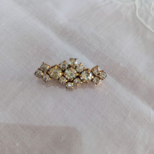 Bijou pin with rhinestones used, bronze base