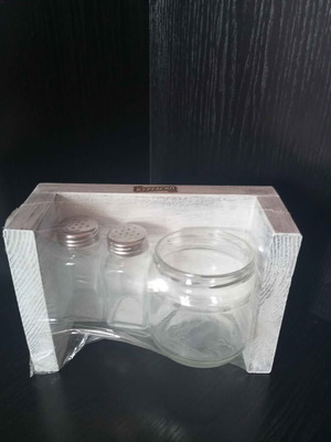 Salt shakers new with jar