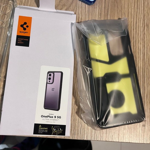 OnePlus 9 blue 8/128 GB like new with 5 cases and original charger
