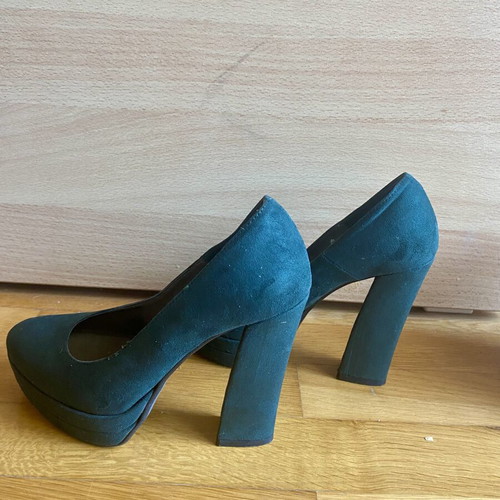 Vera Pelle high heels with turquoise suede texture