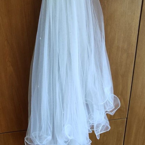 Wedding dress like new for petite brides, white with veil
