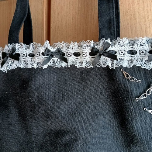 Tote bag χειροποίητη, 37x32, δαντέλα και charms, μαύρο ώμου