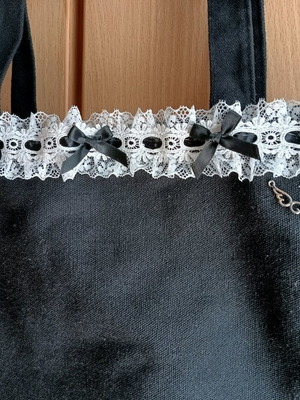 Tote bag χειροποίητη, 37x32, δαντέλα και charms, μαύρο ώμου