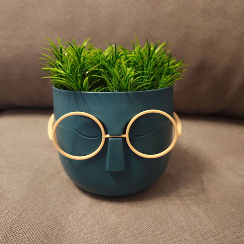 Plastic decorative flowerpot like new