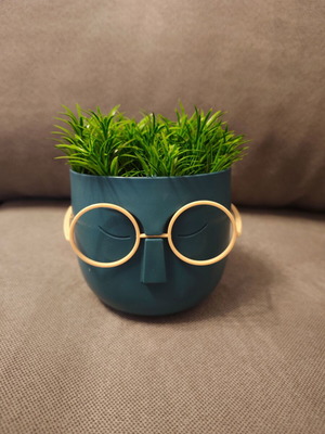 Plastic decorative flowerpot like new