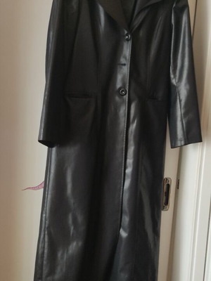 Γυναικεία δερματίνη καμπαρντίνα μαύρη αφόρετη