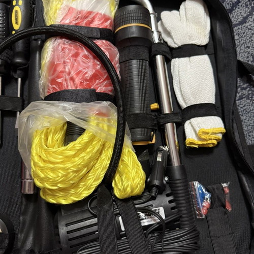 Brüder Mannesmann car emergency kit with compressor and tools