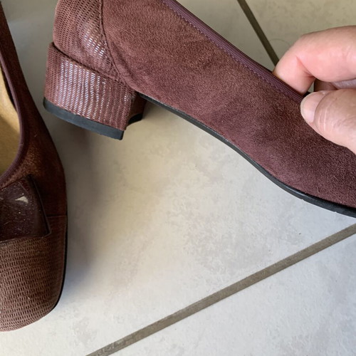 Coquet brown-burgundy suede pumps with patent bow, size 38