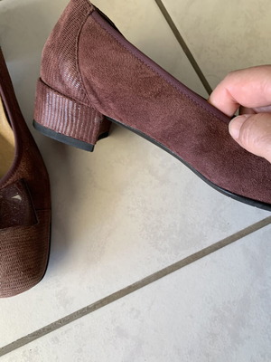 Coquet brown-burgundy suede pumps with patent bow, size 38