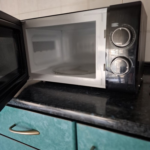 Singer Microwave Oven like new with 30-minute timer for heating and defrosting
