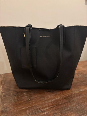 Чанта Michael Kors за рамо употребявана, черна, с Dust Bag