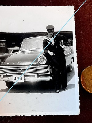 Ford Taunus 17M βιντάζ ασπρόμαυρη φωτογραφία με ναύτη