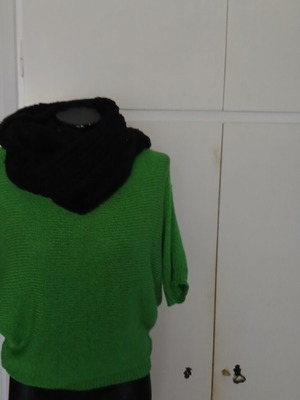 Wool scarf like new, black