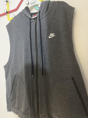 Nike sleeveless jacket gray, like new, medium to large fit