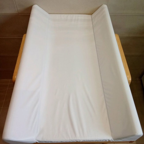 Hugs Kensington Natural changing table like new, large and convenient
