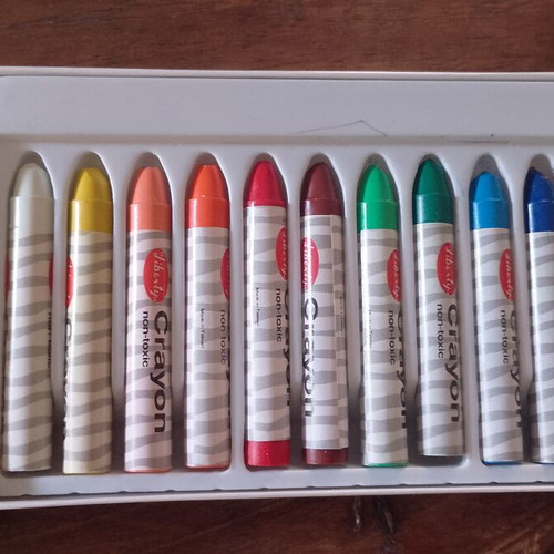 Packet of wax crayons, 12 colors