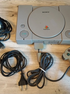 Κονσόλα PlayStation 1 με καλώδια και χειριστήριο