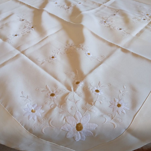 Square tablecloth with delicate white flowers and gold details, like new
