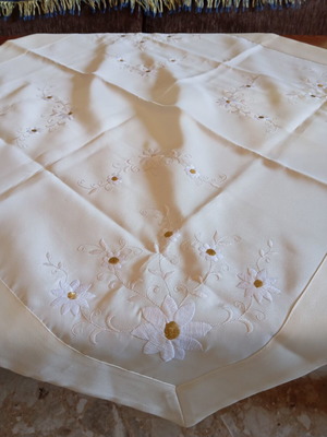 Square tablecloth with delicate white flowers and gold details, like new