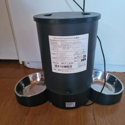 Electronic pet feeder with app, like new