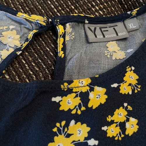 Floral blouse Y.F.K. like new, size XL